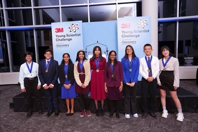 Shanza with fellow 3M Young Scientist Challenge finalists